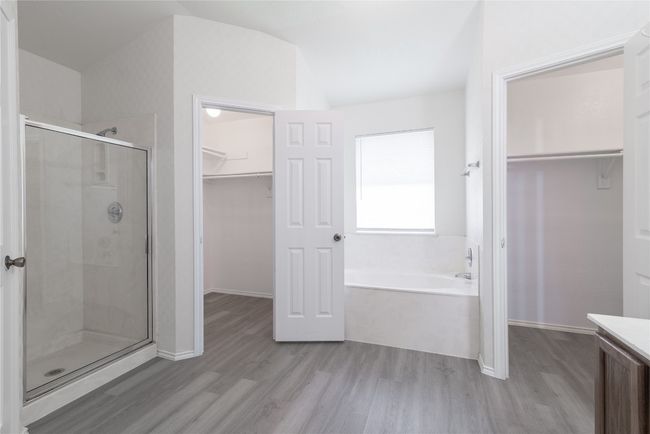 His and hers closets on either side of the soaking tub | Image 25