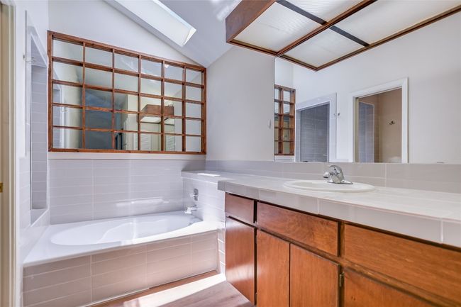 Upstairs bath | Image 15