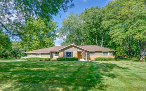 2820 W Saint James Ln, Mequon, WI, 53092-3027 | Card Image