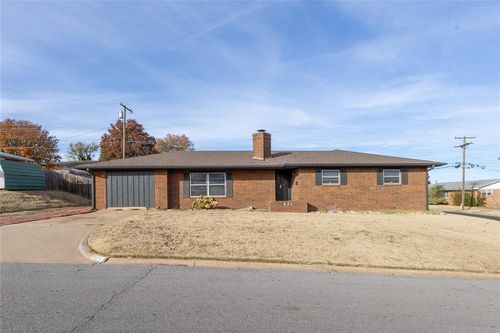 921 E Huber Ave, Weatherford, OK, 73096-5605 | Card Image