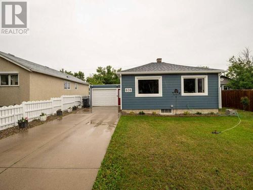 659 Crescent Ave, Picture Butte, AB, T0K1V0 | Card Image