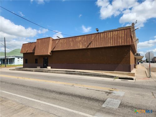 201 W Morris St, Yoakum, TX, 77995-3052 | Card Image