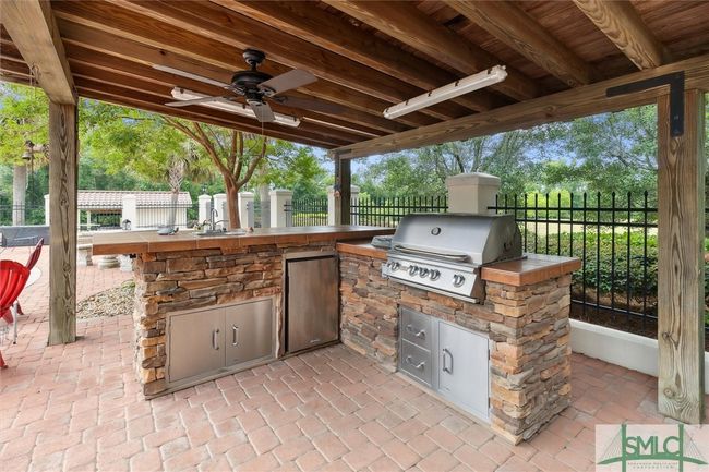 Off the back of the house is a complete outdoor kitchen. | Image 41