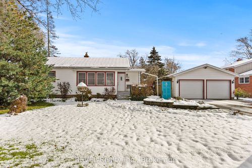 7962 Booth St, Niagara Falls, ON, L2H1E8 | Card Image