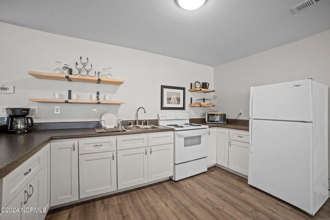 For the buyer's convenience the appliances will convey! | Image 11