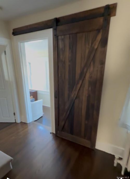 18 1st Ave, East Islip, NY, 11730-2009 | Card Image