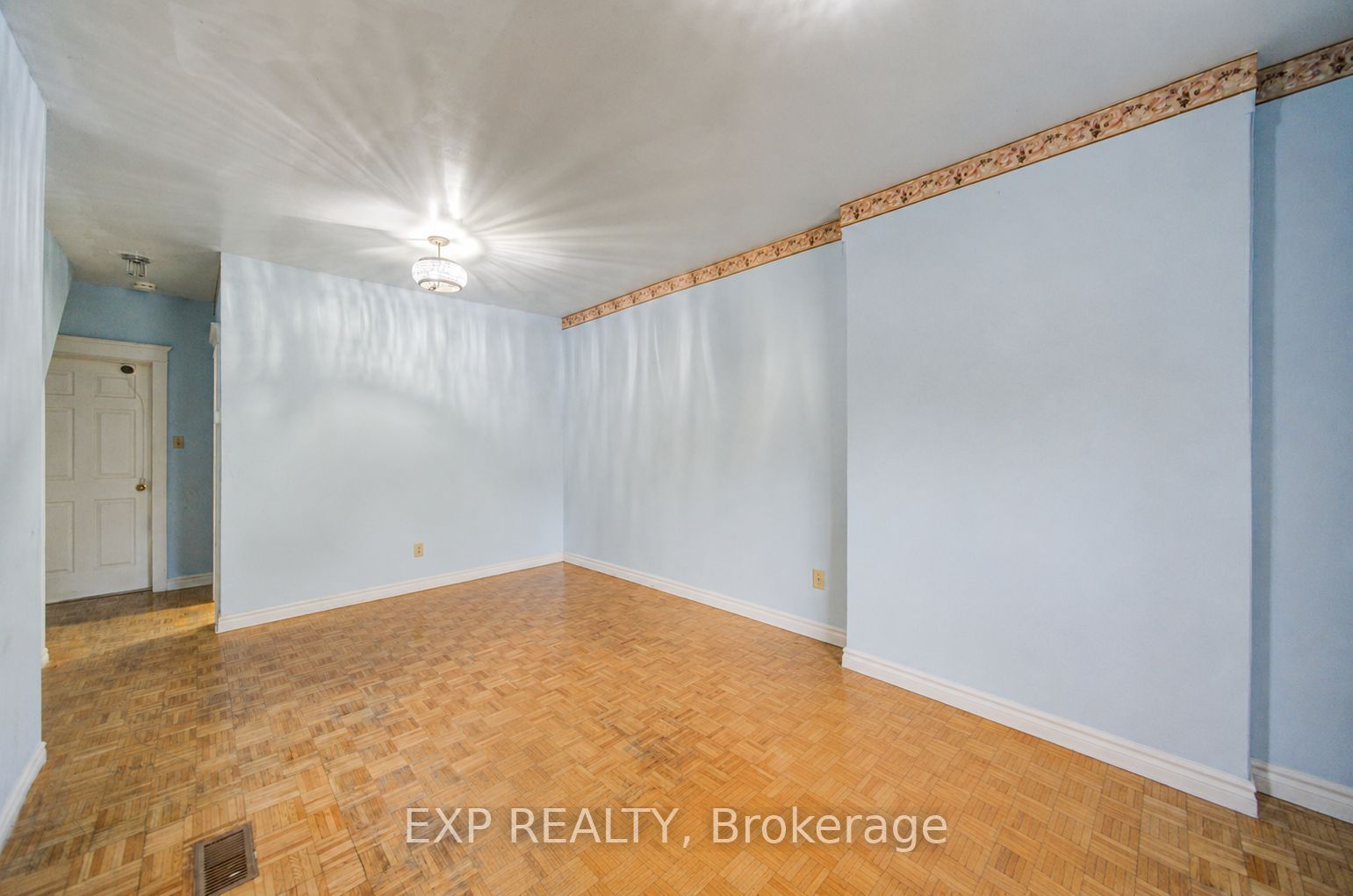 Residential in Toronto W02 4