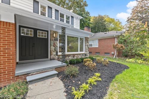 17537 Roseland Blvd, Lathrup Village, MI, 48076-2712 | Card Image