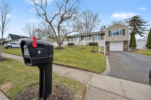 9 Boxwood Dr, Kings Park, NY, 11754-2903 | Card Image