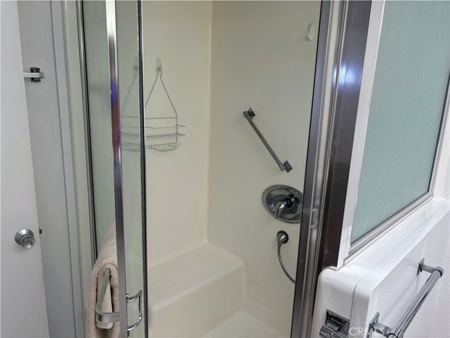 Cutdown Shower is Immaculate | Image 18