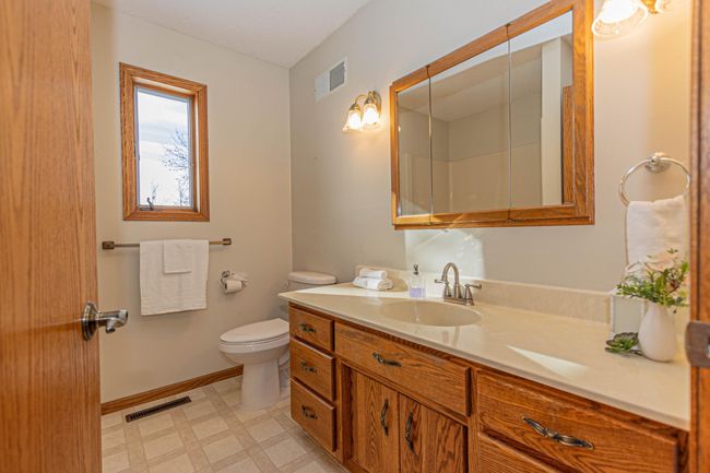 19-Main Floor Full Bath 1.jpg | Image 19