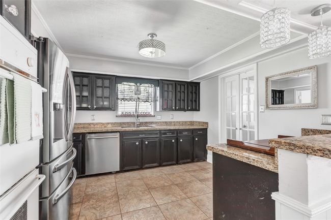 Plenty of counterspace and storage! | Image 24