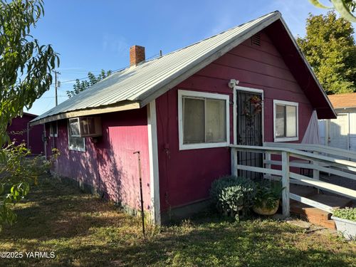 213 W C St, Wapato, WA, 98951-1014 | Card Image