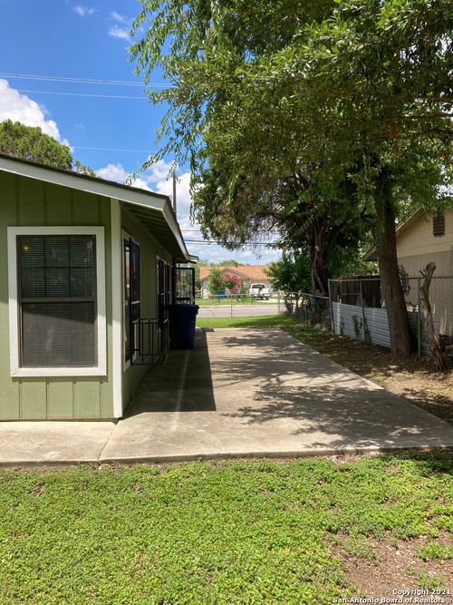 6358 Commerce St, San Antonio, TX, 78237-1018 | Card Image