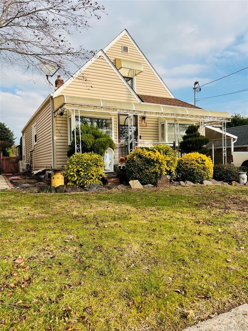 1006 N 7th St, New Hyde Park, NY, 11040-3035 | Card Image