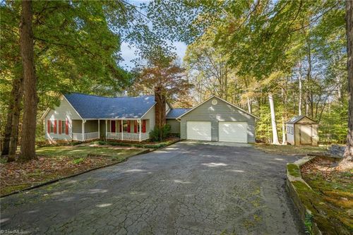 405 Oak St, East Bend, NC, 27018-7385 | Card Image