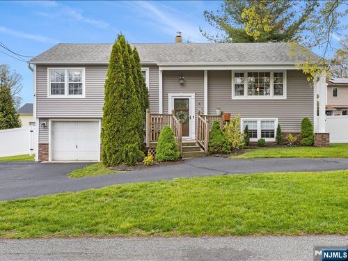 8 Madoc Trl, Oak Ridge, NJ, 07438-9313 | Card Image