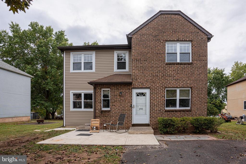 Florence Dr, Harleysville, PA 19438