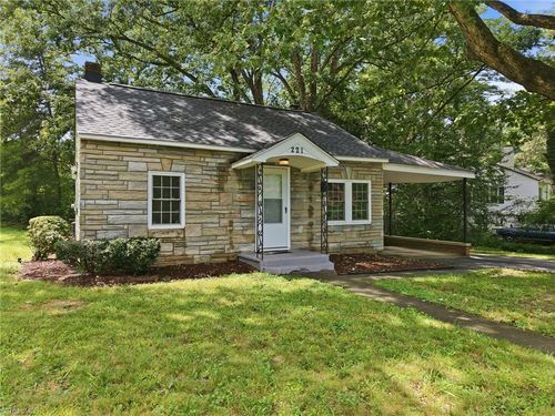 221 Zollicoffer Ave, Henderson, NC, 27536-4029 | Card Image