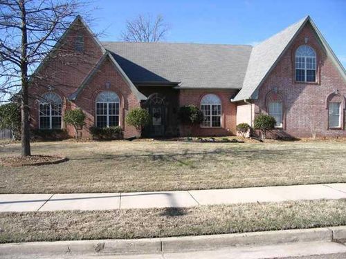 160 Cottonwood Dr, Collierville, TN, 38017-1218 | Card Image