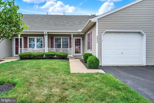 2053 Village Cir E, YORK, PA, 17404-8481 | Card Image