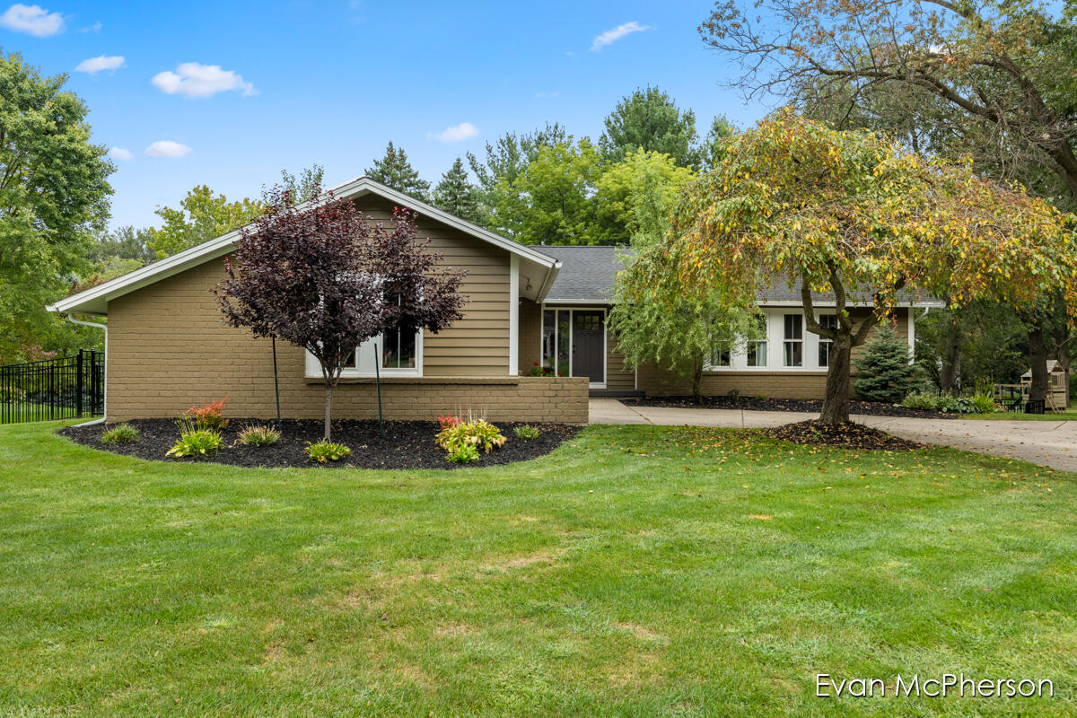 Cimarron Dr, Grand Rapids, MI 49546