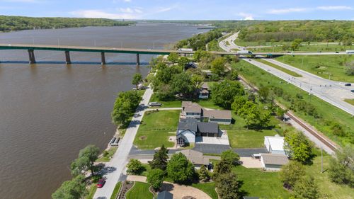 1401 Canal Shore Dr Sw, Le Claire, IA, 52753-9503 | Card Image