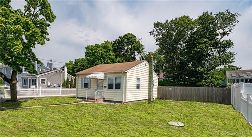 123 Cherubina Ln, Babylon, NY, 11703-1707 | Card Image