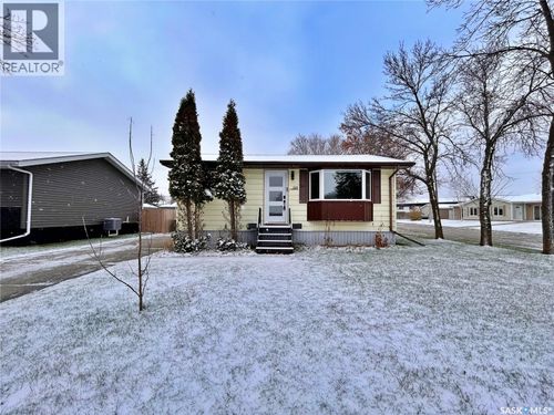 501 Windover Ave, Moosomin, SK, S0G3N0 | Card Image