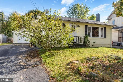 319 Collins St, Stroudsburg, PA, 18360-2326 | Card Image