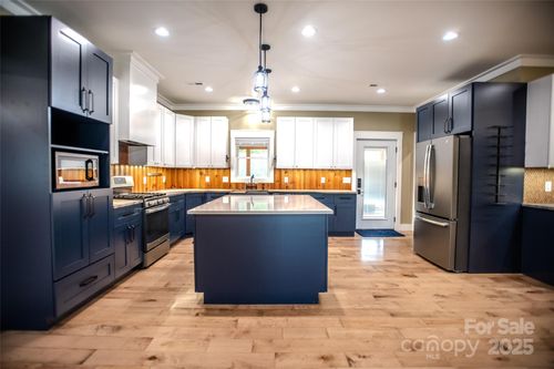 765 Dale Rd, Spruce Pine, NC, 28777-6314 | Card Image