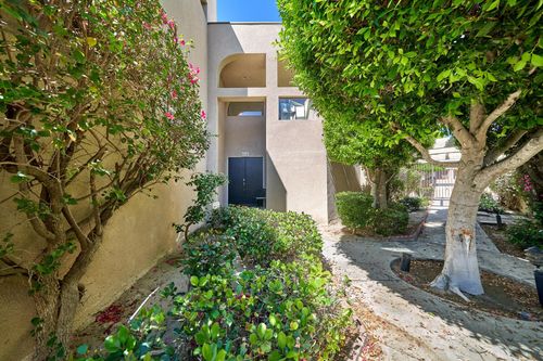 414 Village Sq W, Palm Springs, CA, 92262-7819 | Card Image