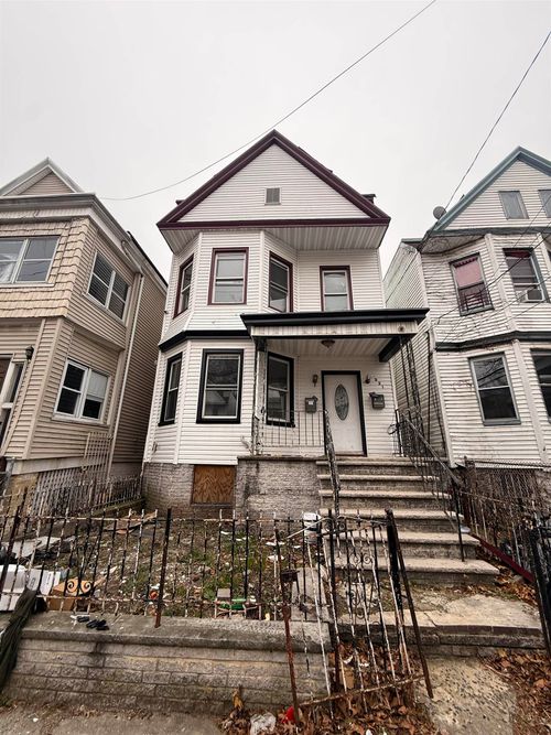 221 Bayview Ave, Jersey City, NJ, 07305-3304 | Card Image