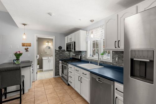 5 Rainbow Dr, Londonderry, NH, 03053-6117 | Card Image