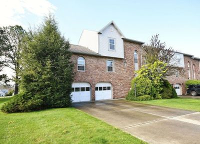 1424 Yorktown Dr, Townhouse with 3 bedrooms, 2 bathrooms and 2 parking in Cecil PA | Image 1