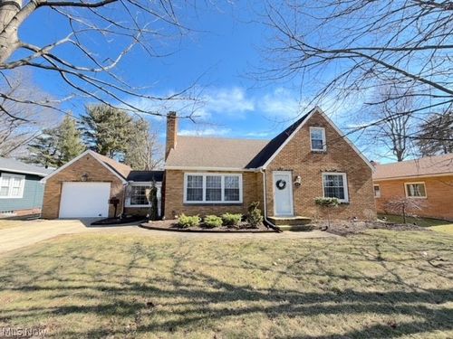 913 Oak St Nw, New Philadelphia, OH, 44663-1734 | Card Image