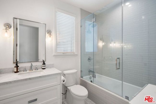 Upstairs bathroom | Image 16