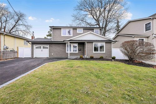214 Oak Neck, Islip, NY, 11795 | Card Image