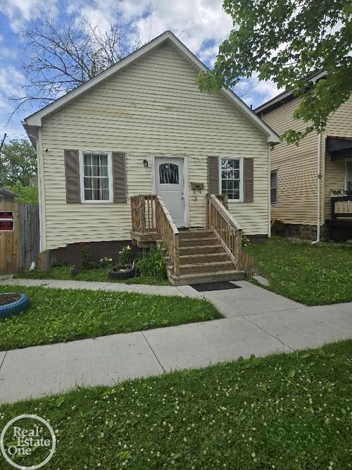 1115 Griswold St, Port Huron, MI, 48060-5743 | Card Image