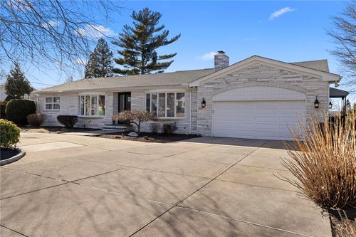 135 Meshanticut Valley Pkwy, Cranston, RI, 02920-3930 | Card Image