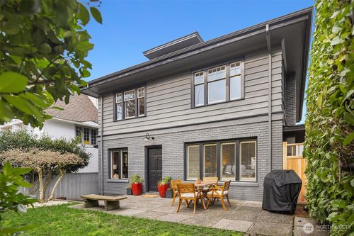 1208 E Newton St, Seattle, WA, 98102-4104 | Card Image