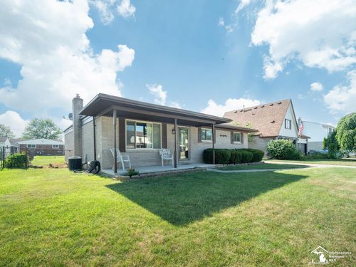 27354 Oakcrest Dr, Brownstown Twp, MI, 48183-5901 | Card Image
