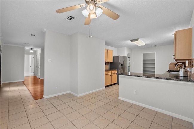 Loop through from living area to kitchen | Image 9