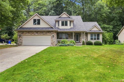 2318 Flagstone Dr, Flushing, MI, 48433-2582 | Card Image