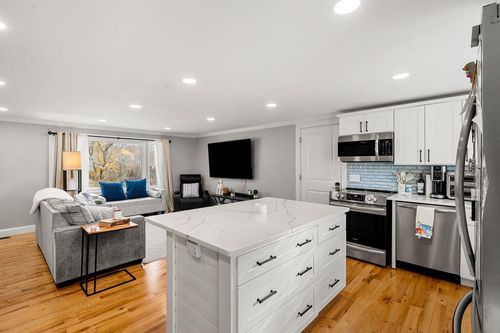 73 Rutland St, Dover, NH, 03820-3946 | Card Image