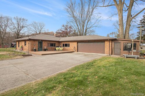 1660 Giddings Rd, Pontiac, MI, 48340-1411 | Card Image