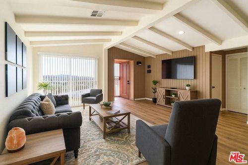 9204 Rowell Ave, Chatsworth, CA, 91311 | Card Image