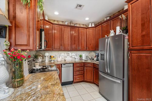 137 Francesca Way, Amityville, NY, 11701-1768 | Card Image