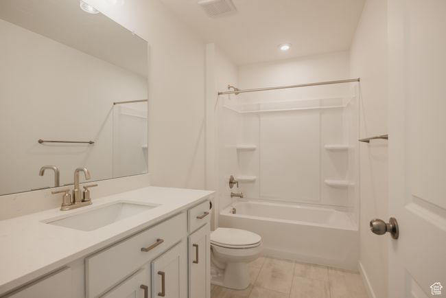 Upstairs Guest Bathroom | Image 16