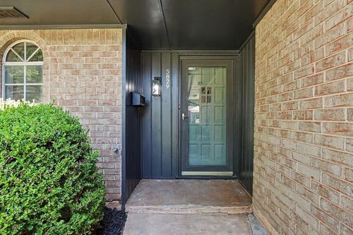 5829 Norman Rd, Warr Acres, OK, 73122-7324 | Card Image